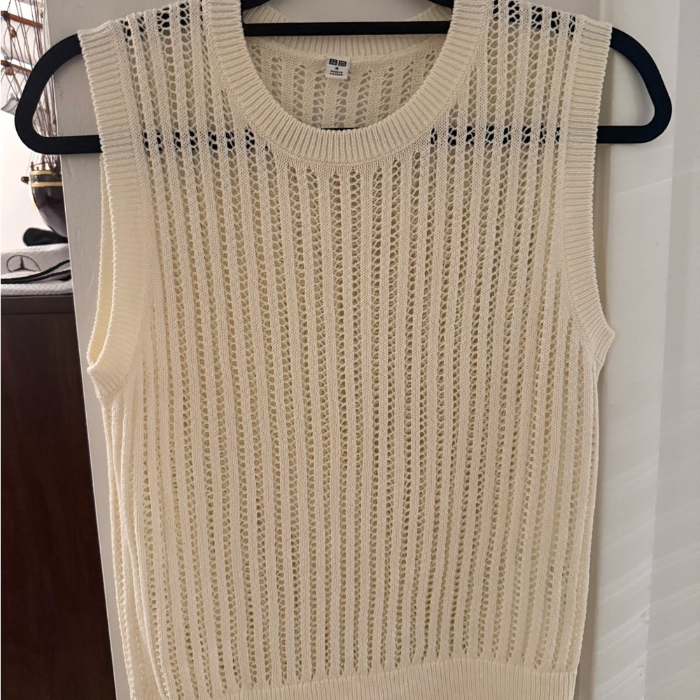 Uniqlo Mesh sleeveless Sweater